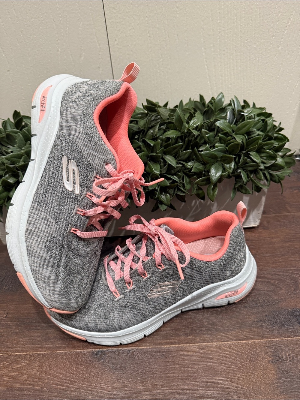 Skechers Women's Arch Fit Comfy Wave Lace Up Shoes
Gray/Pink Size 6.5 - Picture 6 of 8